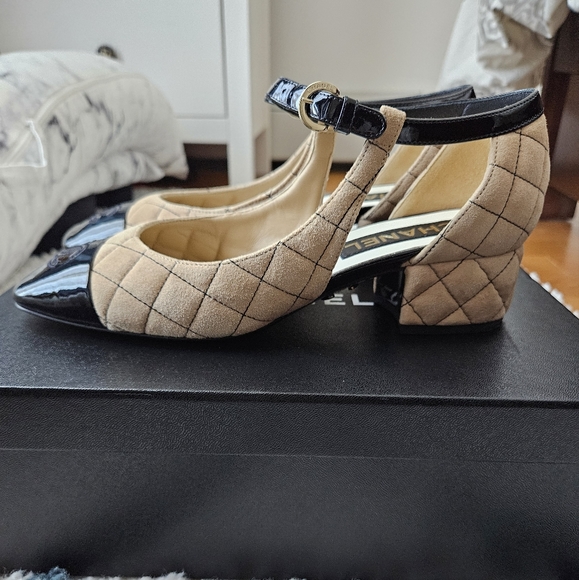 Chanel kidskin quilted patent cap Mary Jane's in beige and black - Picture 15 of 16